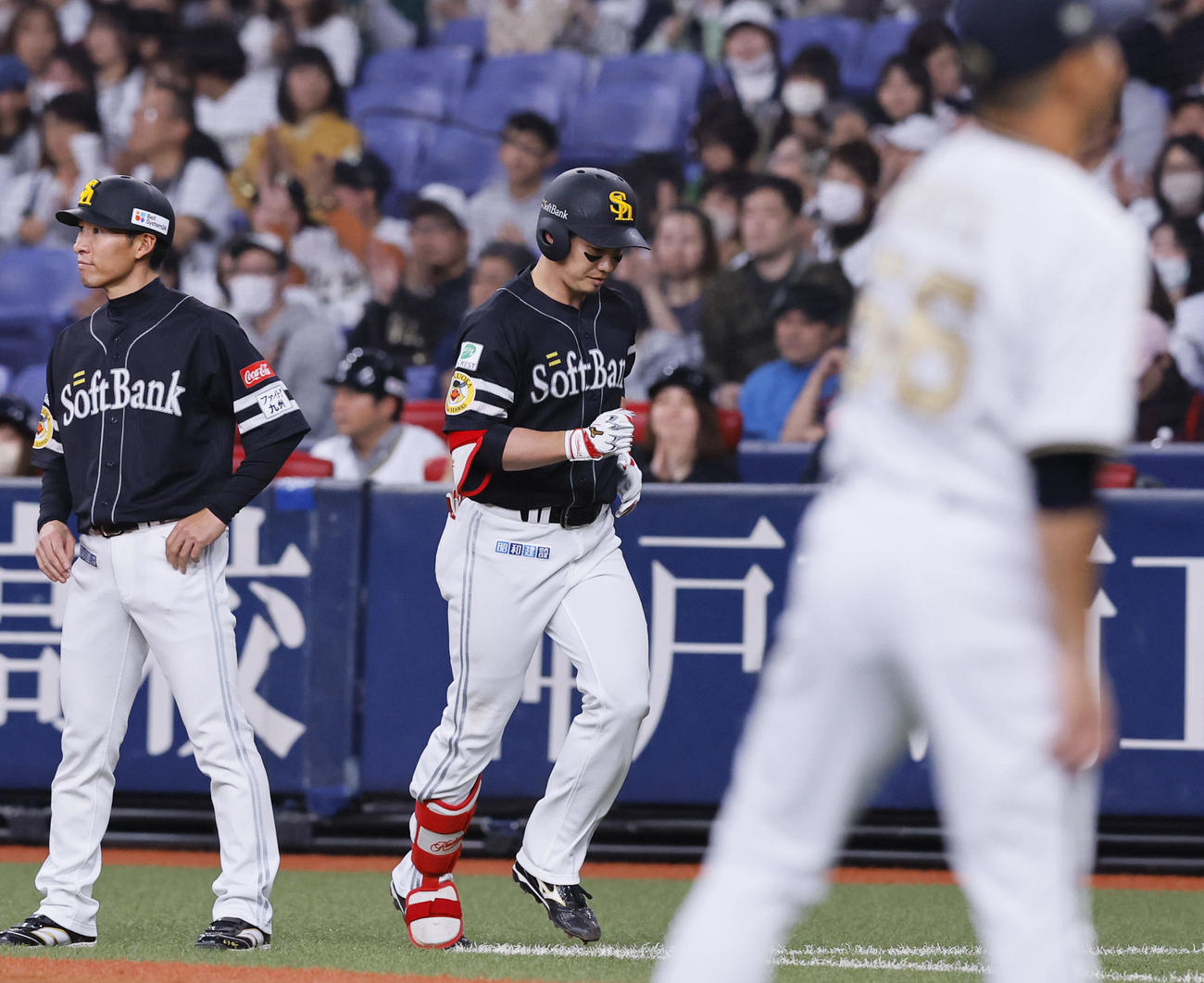 オリックス対ソフトバンク　7回表ソフトバンク無死一塁、二ゴロ併殺に倒れた栗原（中央）（撮影・藤尾明華）