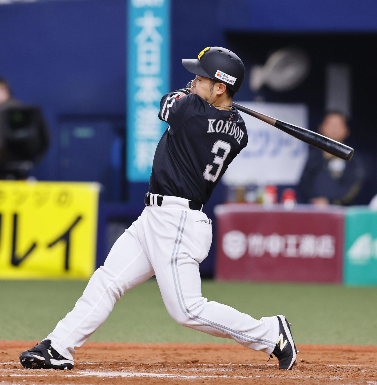 オリックス対ソフトバンク　9回表ソフトバンク1死一塁、近藤は右前打を放つ（撮影・藤尾明華）
