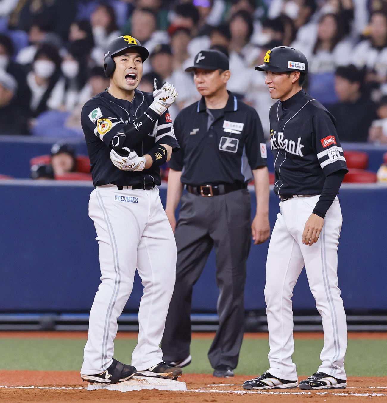オリックス対ソフトバンク　9回表ソフトバンク1死一塁、近藤は右前打を放ち笑顔を見せる（撮影・藤尾明華）