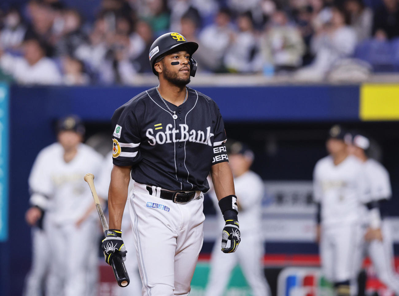 オリックス対ソフトバンク　9回表ソフトバンク2死一、二塁、三振に倒れ試合終了となり、ベンチに戻るウォーカー（撮影・藤尾明華）
