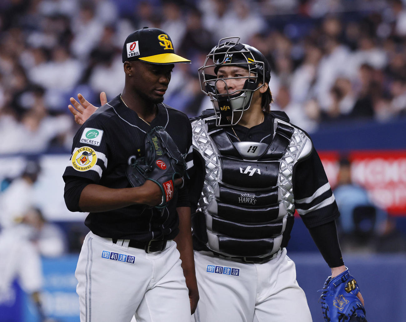オリックス対ソフトバンク　8回を終え、ベンチに戻るソフトバンク甲斐（右）とモイネロ（撮影・藤尾明華）