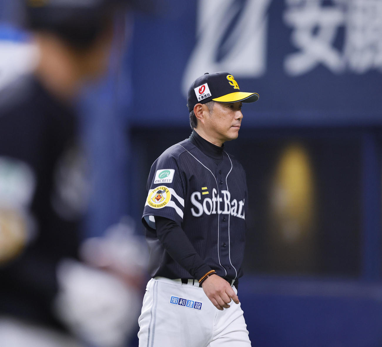 オリックス対ソフトバンク　8回、交代を告げベンチに戻るソフトバンク小久保監督（撮影・藤尾明華）
