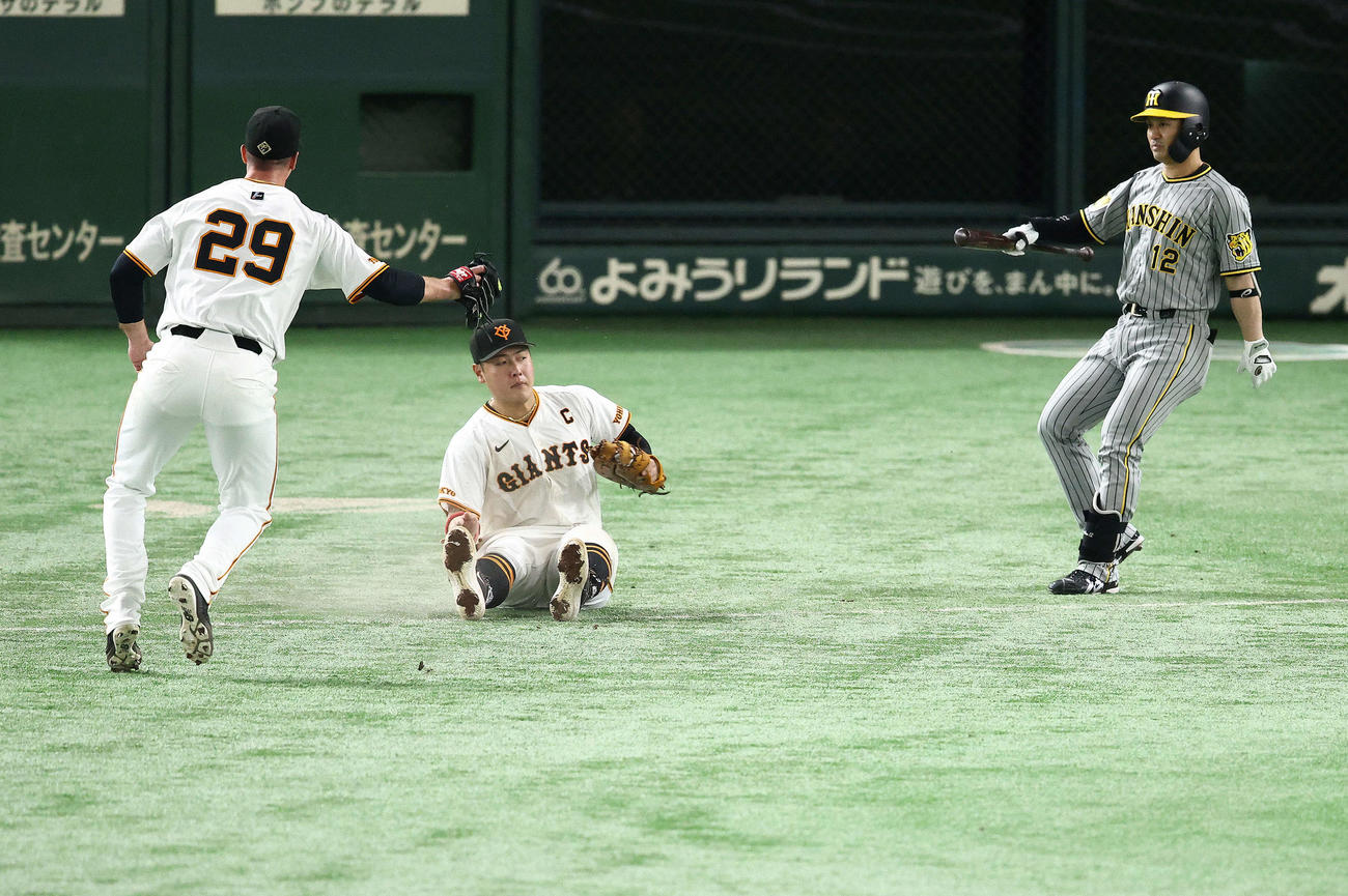 巨人対阪神　4回表阪神1死一、三塁、坂本のセーフティースクイズを好捕する一塁手岡本和（中央）（撮影・河田真司）