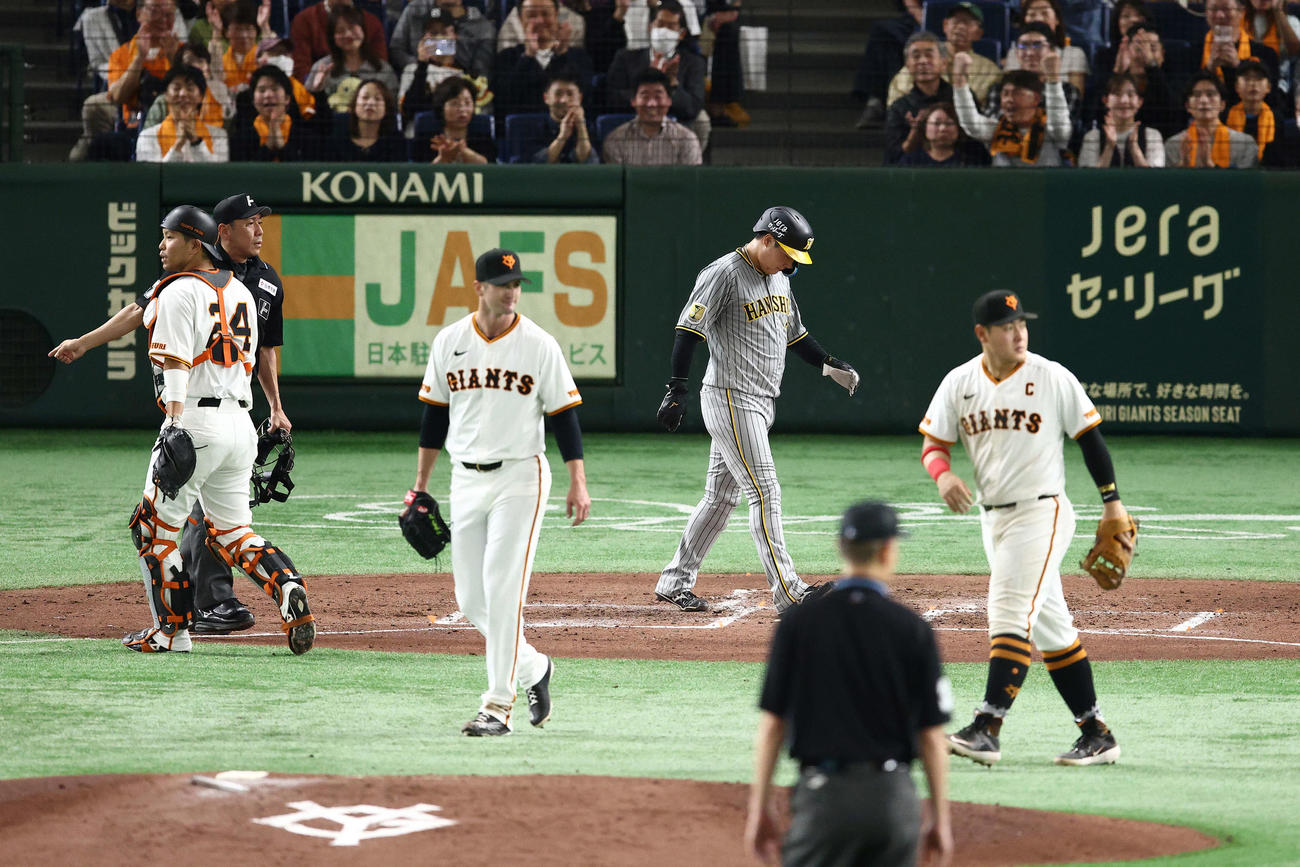 巨人対阪神　4回表阪神1死一、三塁、坂本のセーフティースクイズを一塁手岡本和（右）が好捕し、三走大山（中央）が帰塁できず併殺となる（撮影・河田真司）