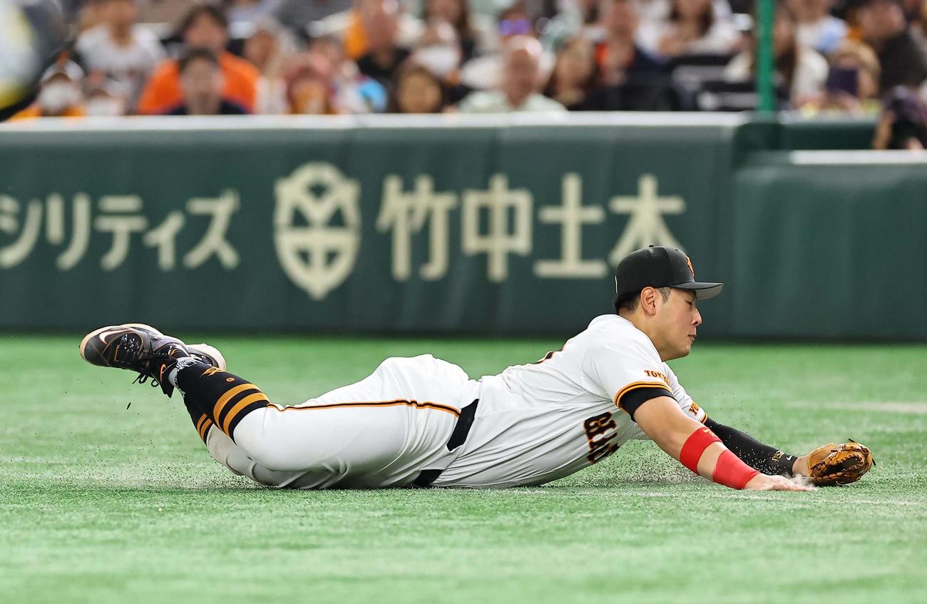 巨人対阪神　4回表阪神1死一、三塁、岡本和は坂本の浮いたスクイズを好捕する（撮影・上田博志）