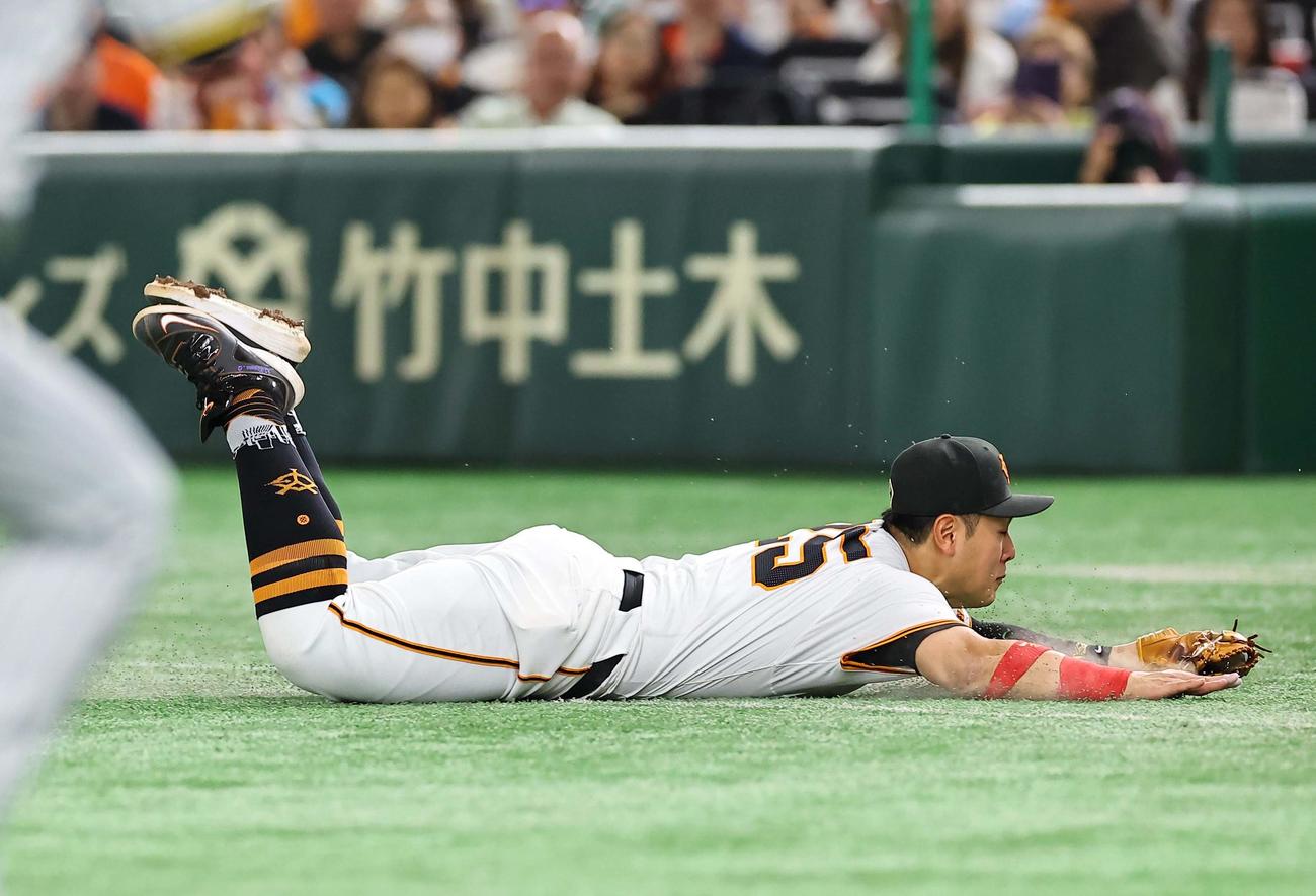 巨人対阪神　4回表阪神1死一、三塁、岡本和は坂本の浮いたスクイズを好捕する（撮影・上田博志）