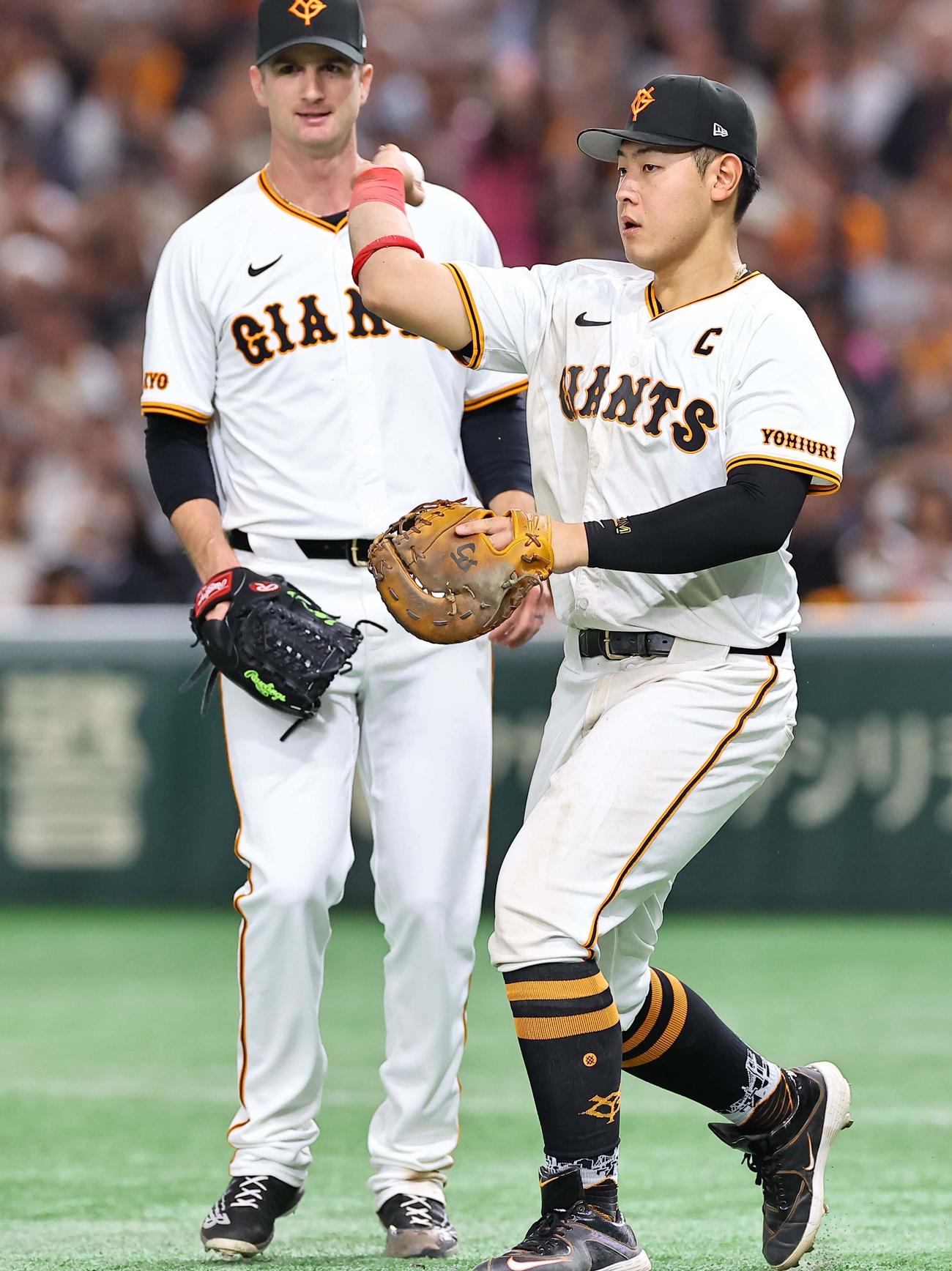 巨人対阪神　4回表阪神1死一、三塁、坂本誠志郎の浮いたスクイズを好捕した岡本和（右）は三塁へ送球し併殺を完成させる（撮影・上田博志）