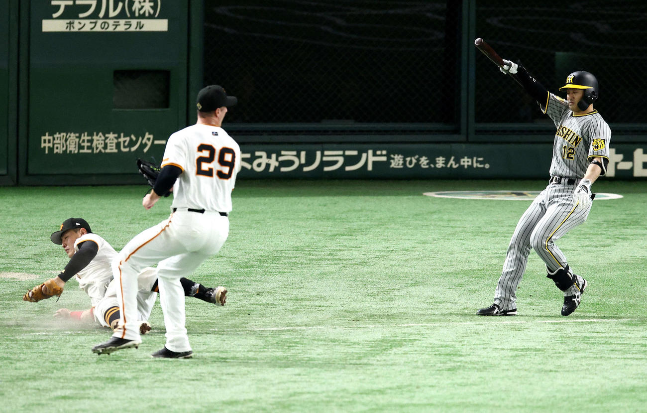 巨人対阪神　4回表阪神1死一、三塁、坂本のセーフティースクイズを好捕する一塁手岡本和（左）（撮影・河田真司）