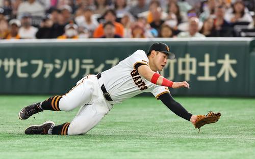巨人】岡本和真が失点防ぐスーパープレー！スクイズをダイビング