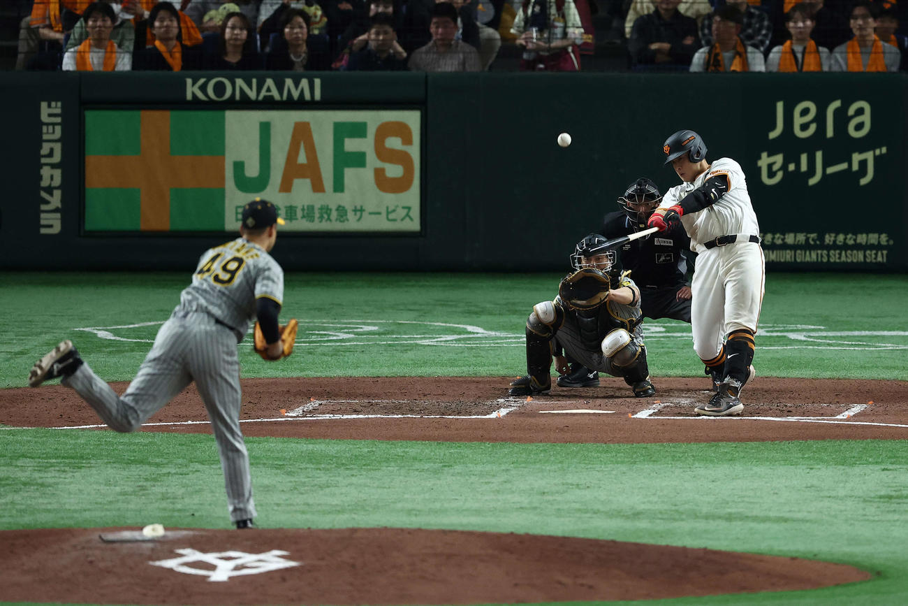 巨人対阪神　6回裏巨人無死一塁、中越え先制2点本塁打を放つ岡本和。投手大竹（撮影・河田真司）
