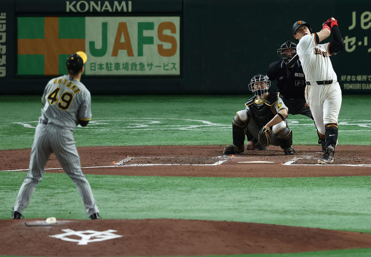 巨人対阪神　6回裏巨人無死一塁、中越え先制2点本塁打を放つ岡本和。投手大竹（撮影・河田真司）