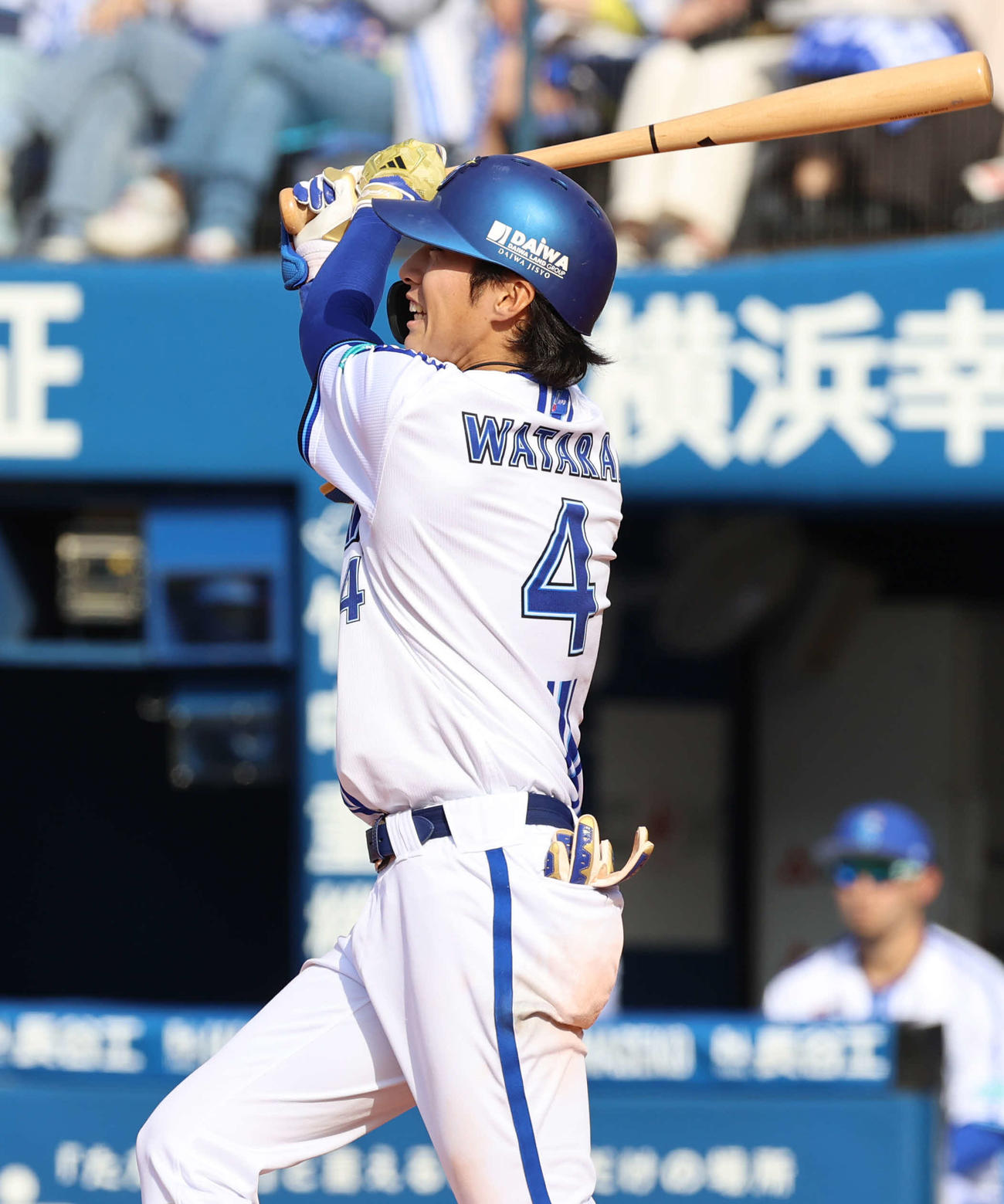 DeNA対広島　4回裏DeNA無死一塁、右越え2点本塁打を放つ度会（撮影・河野匠）