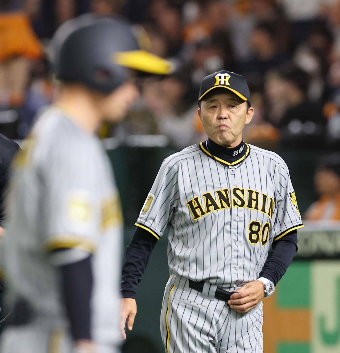 巨人対阪神　7回、選手交代を告げる岡田監督。左は近本（撮影・上田博志）