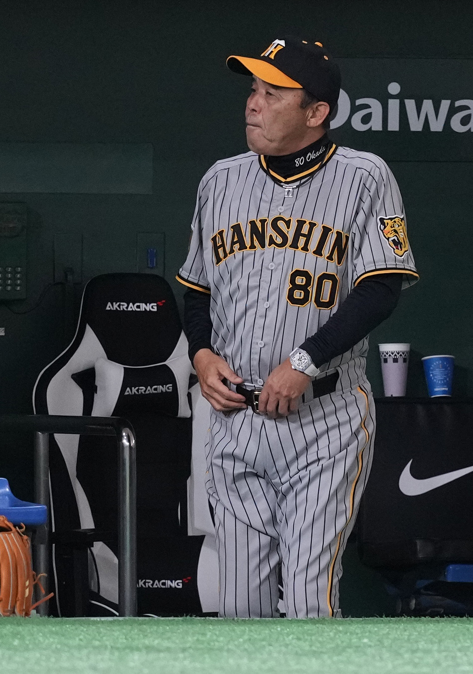 巨人対阪神　ベンチで浮かない表情の阪神岡田監督（撮影・鈴木みどり）