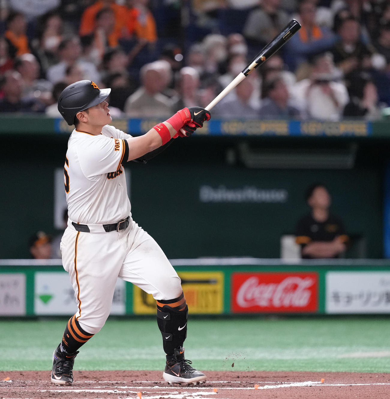 巨人対阪神　6回裏巨人無死一塁、先制の中越え2点本塁打を放つ岡本和（撮影・鈴木みどり）