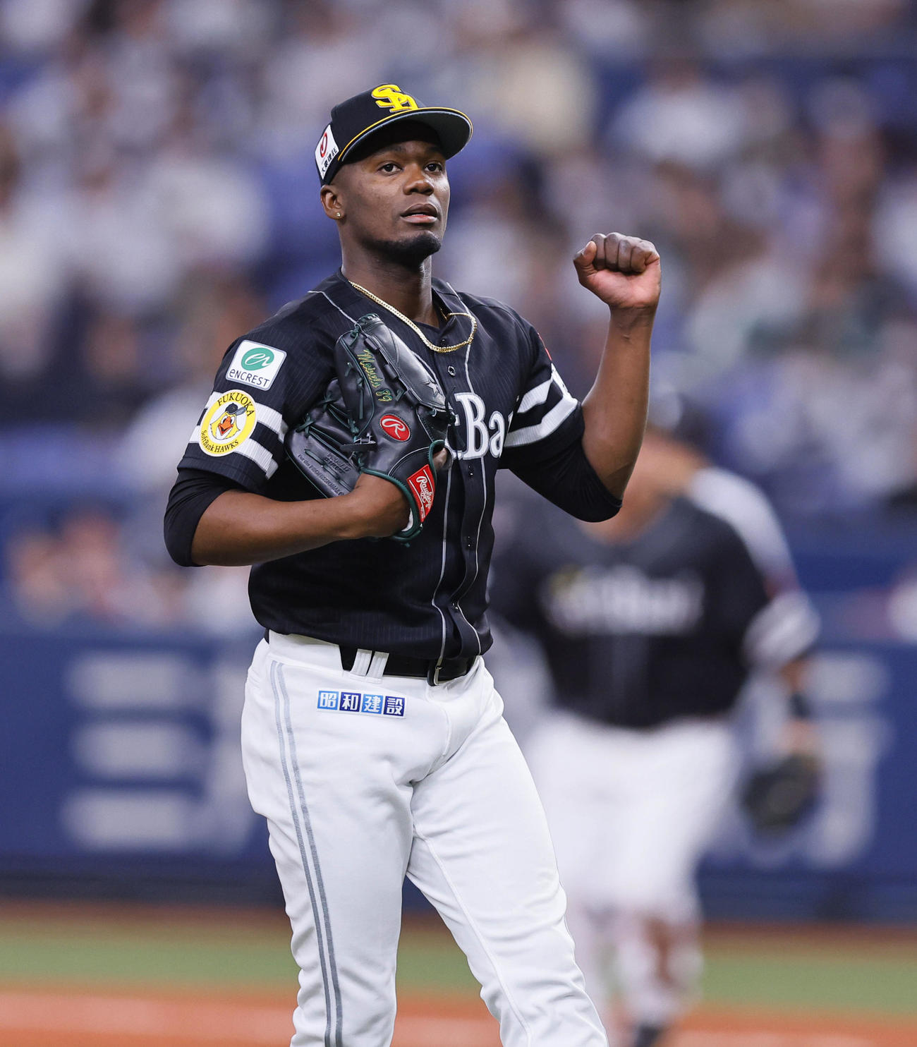 オリックス対ソフトバンク　4回裏オリックス2死、西川を遊ゴロに打ち取り、ガッツポーズをするモイネロ（撮影・藤尾明華）