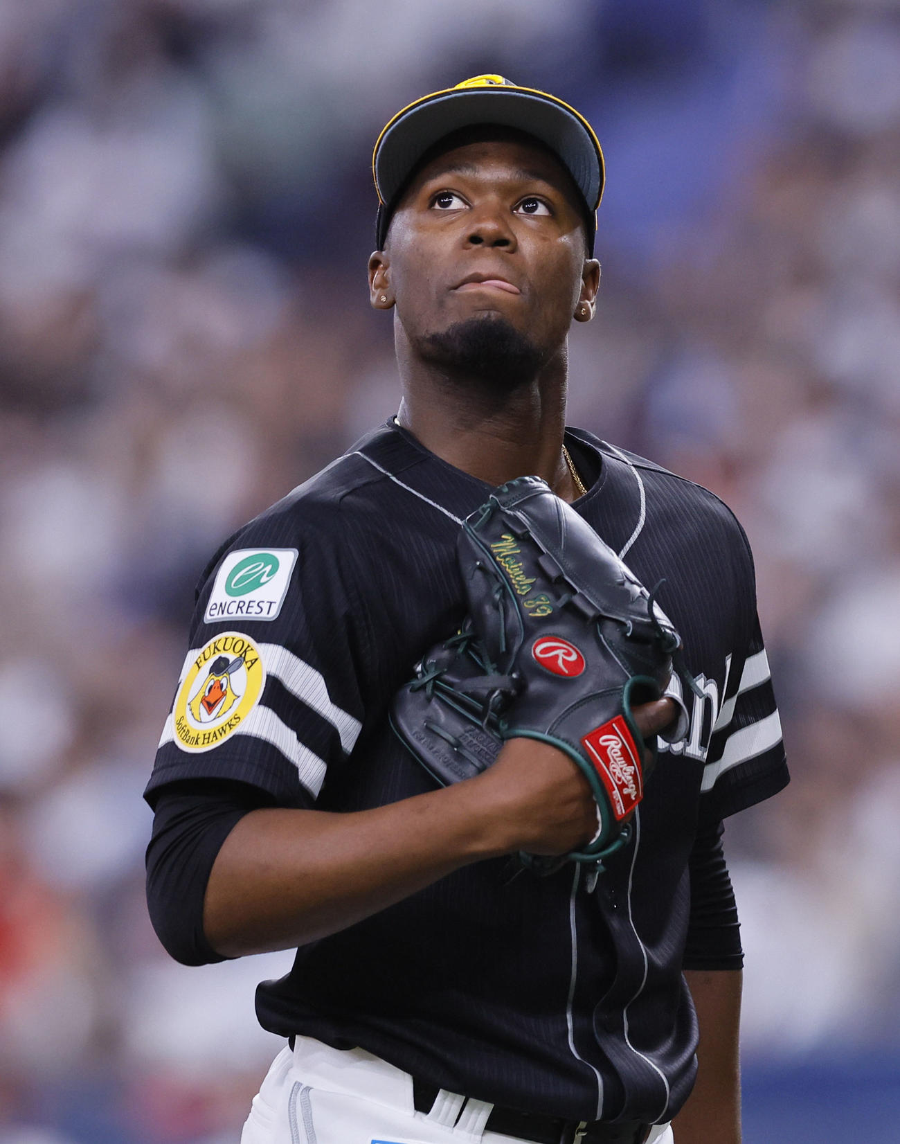 オリックス対ソフトバンク　5回裏に2失点し、ベンチに戻るモイネロ（撮影・藤尾明華）