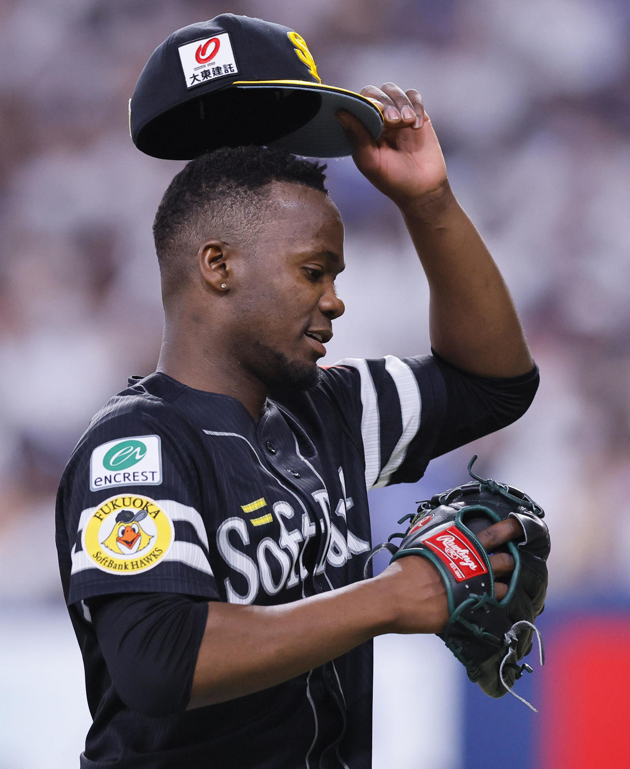 オリックス対ソフトバンク　5回裏に2失点し、ベンチに戻るモイネロ（撮影・藤尾明華）