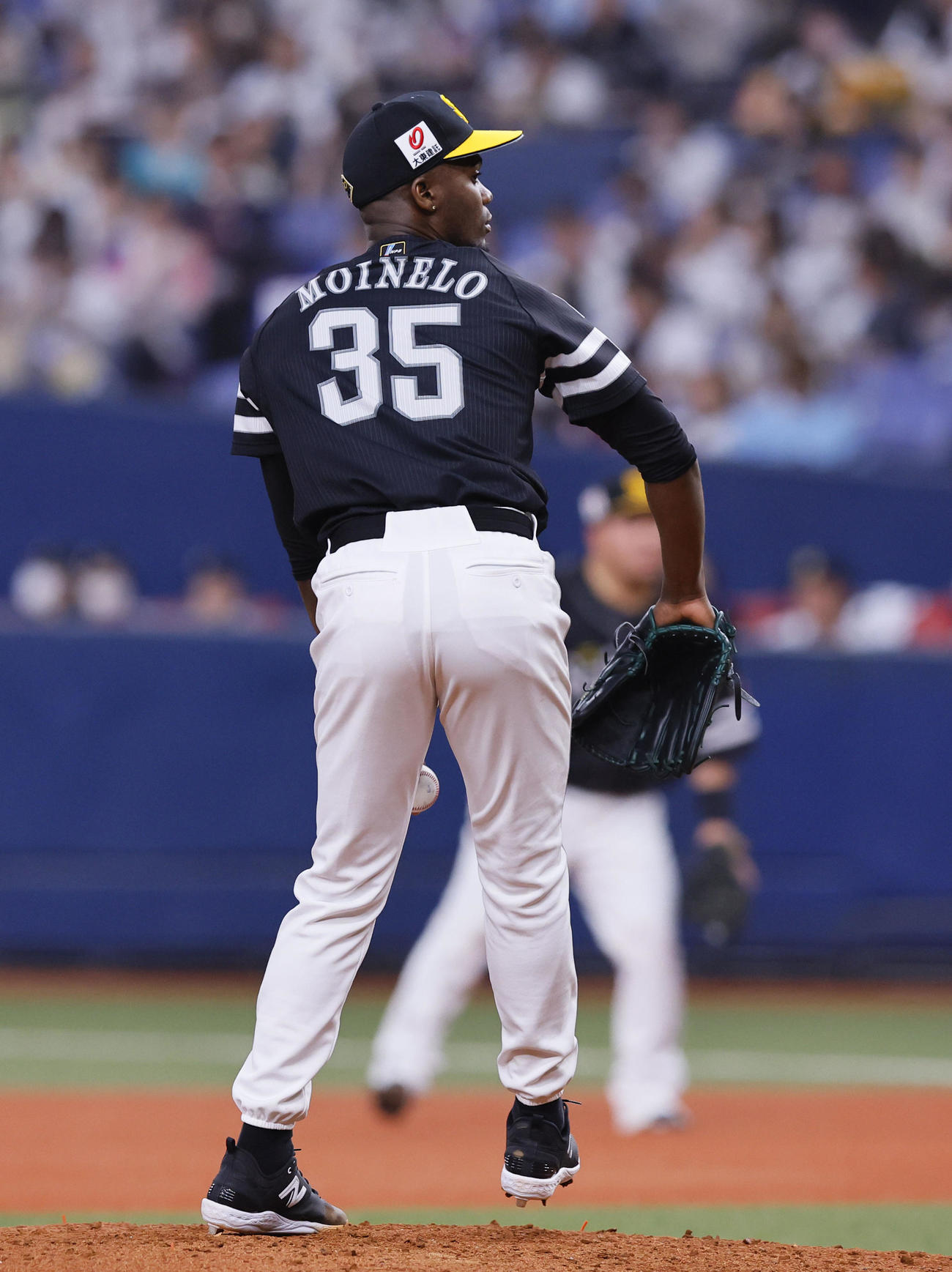 オリックス対ソフトバンク　オリックス戦に先発しすり足投法で投げるソフトバンクのモイネロ（撮影・藤尾明華）