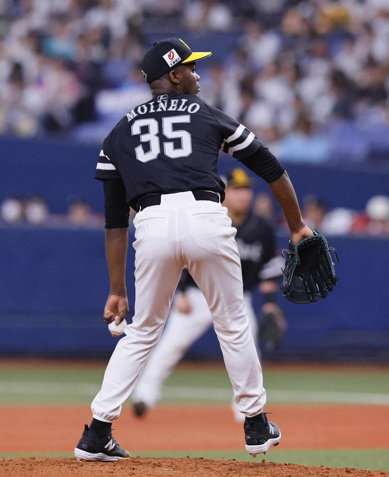 オリックス対ソフトバンク　オリックス戦に先発しすり足投法で投げるソフトバンクのモイネロ（撮影・藤尾明華）