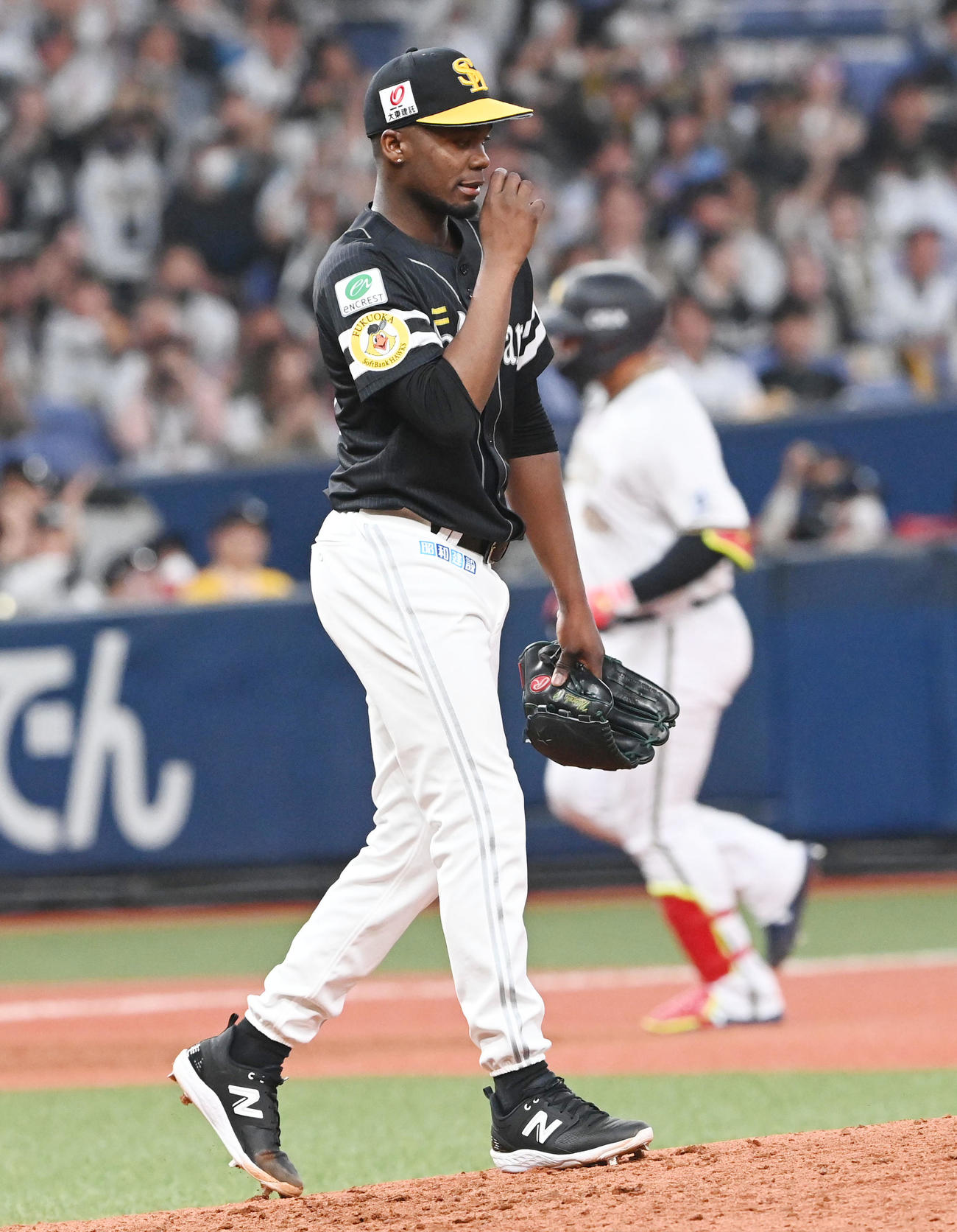 オリックス対ソフトバンク　5回裏オリックス1死一塁、セデーニョ（右）に右中間へ先制2点本塁打を打たれがっくりするモイネロ（撮影・前岡正明）