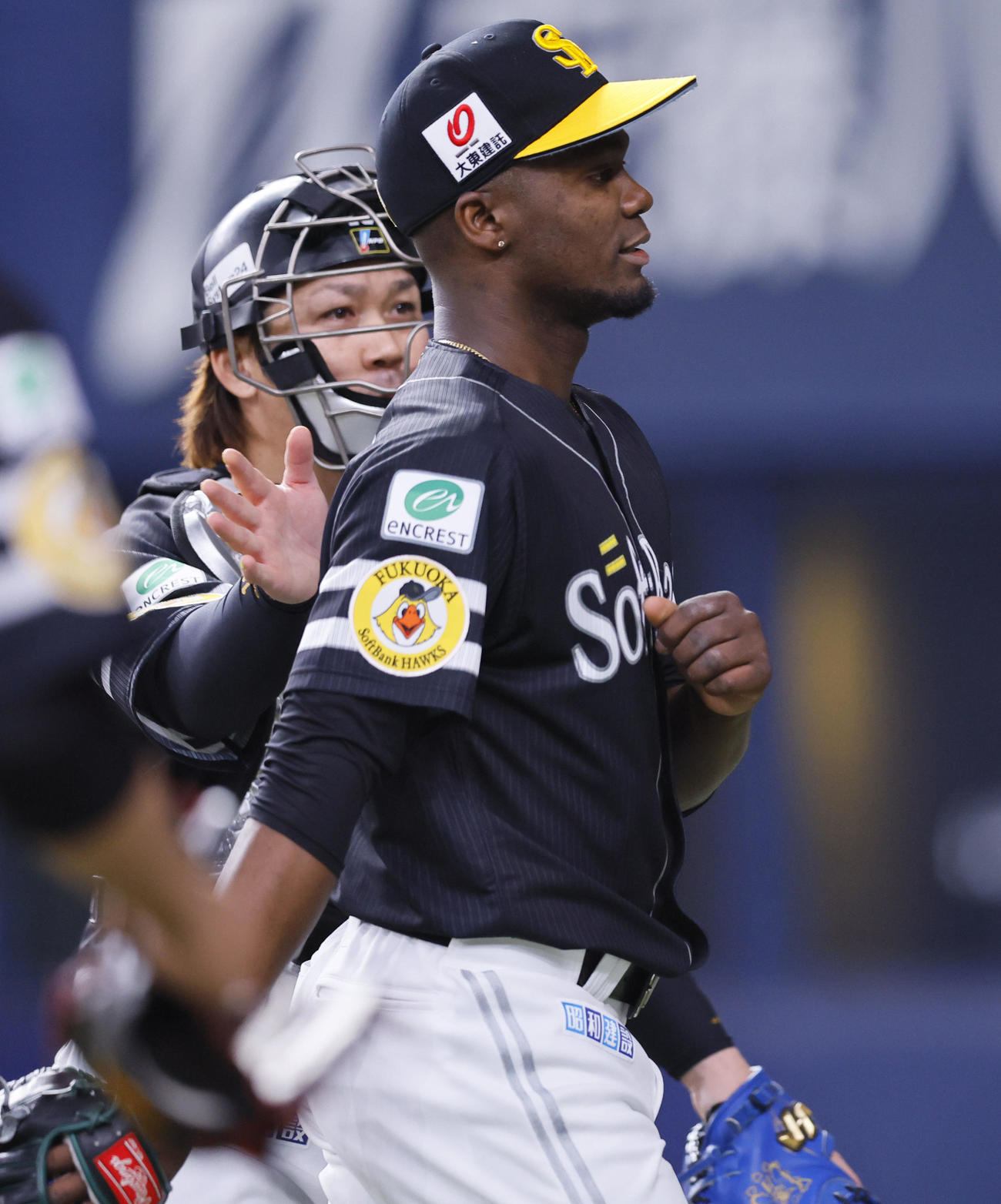 オリックス対ソフトバンク　1回を終えベンチに戻るソフトバンクのモイネロと甲斐（撮影・藤尾明華）