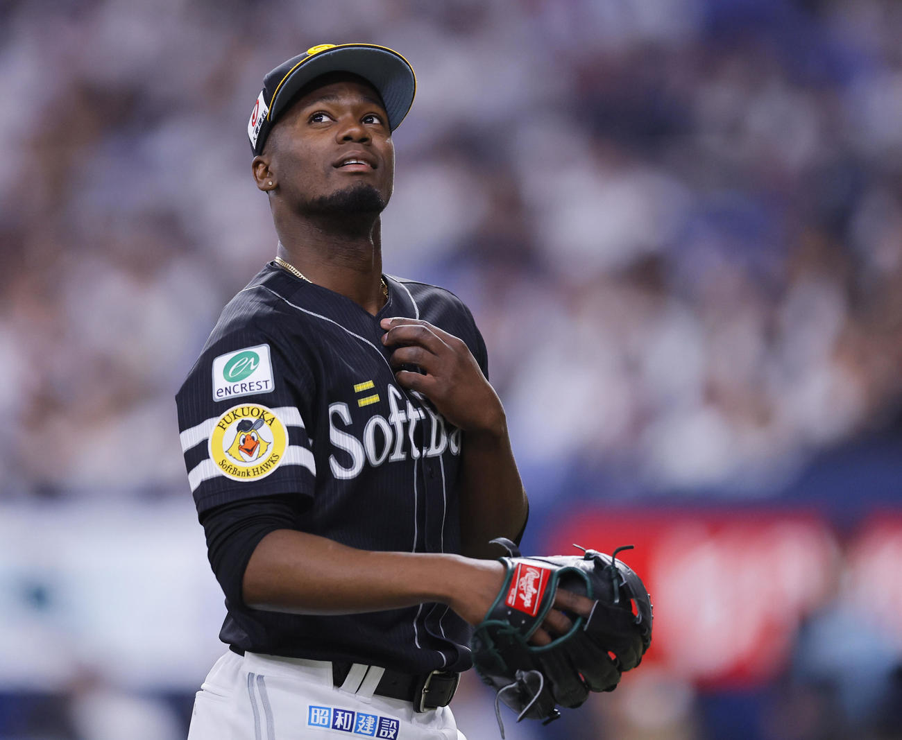 オリックス対ソフトバンク　2回を終え、ベンチに戻るソフトバンクのモイネロ（撮影・藤尾明華）