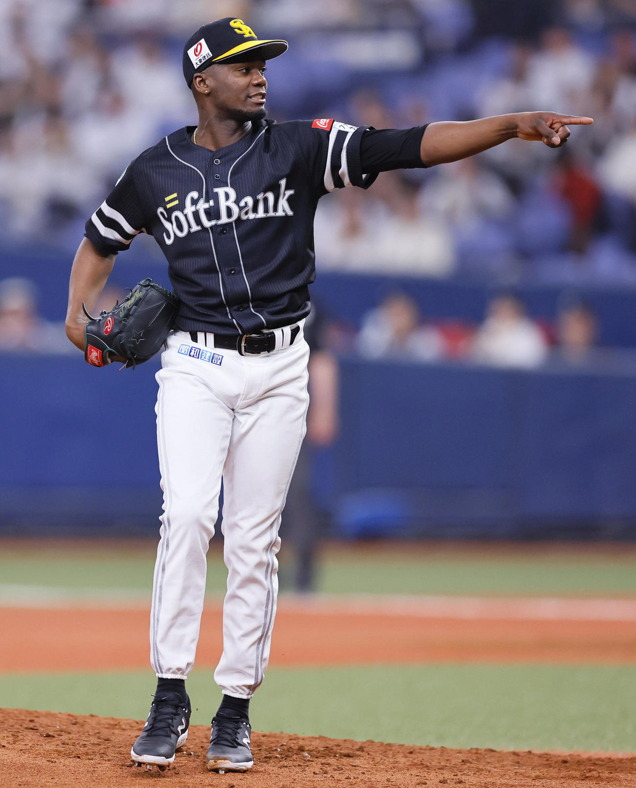オリックス対ソフトバンク　3回裏オリックス2死、打者紅林弘太郎のとき指さすソフトバンクのモイネロ（撮影・藤尾明華）