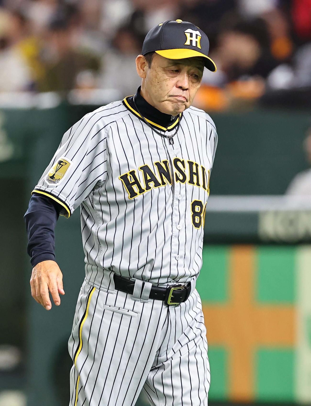 巨人対阪神　選手交代を告げベンチに引き揚げる岡田監督（撮影・上田博志）