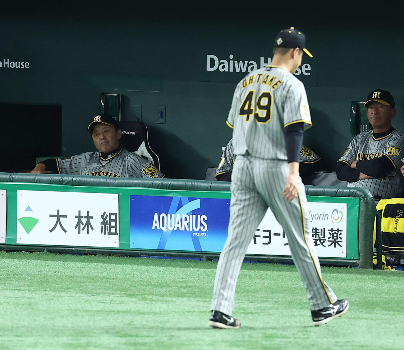 巨人対阪神　6回裏巨人無死、降板する大竹（手前）を横目に浮かない表情を見せる岡田監督（撮影・河田真司）