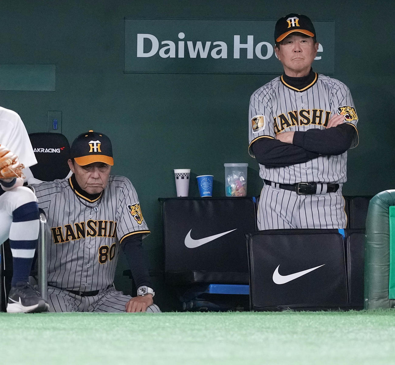 巨人対阪神　ベンチで険しい表情の阪神岡田監督（左）（撮影・鈴木みどり）