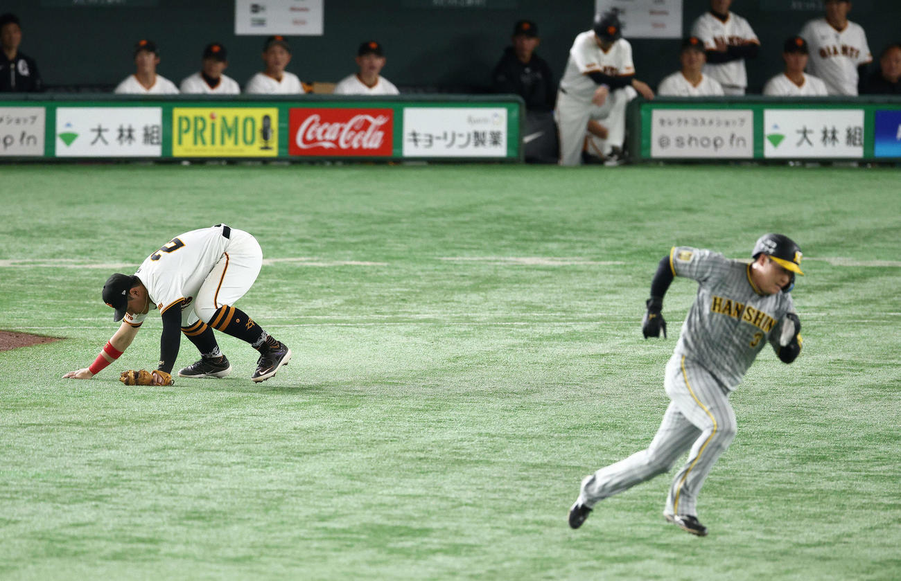 巨人対阪神　4回表阪神無死一塁、佐藤輝に右前打を許す一塁手岡本和（左）。右は進塁する一走大山（撮影・河田真司）