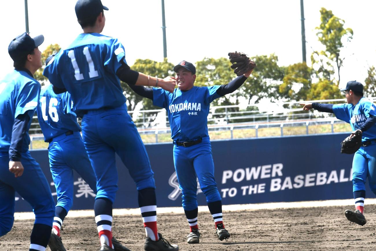 中本牧の2番手立花は2者連続三振で締めくくり万歳！　背番号11は先発して好投した鈴木（撮影・久我悟）