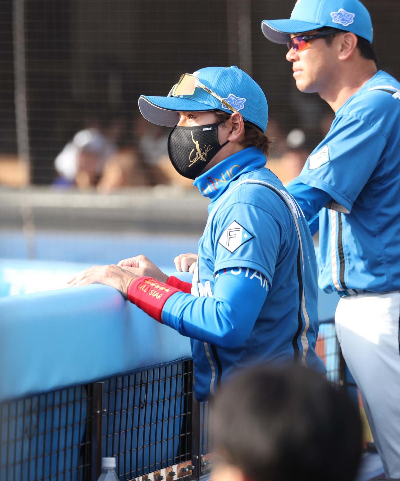 ロッテ対日本ハム　試合を見つめる新庄監督（撮影・黒川智章）