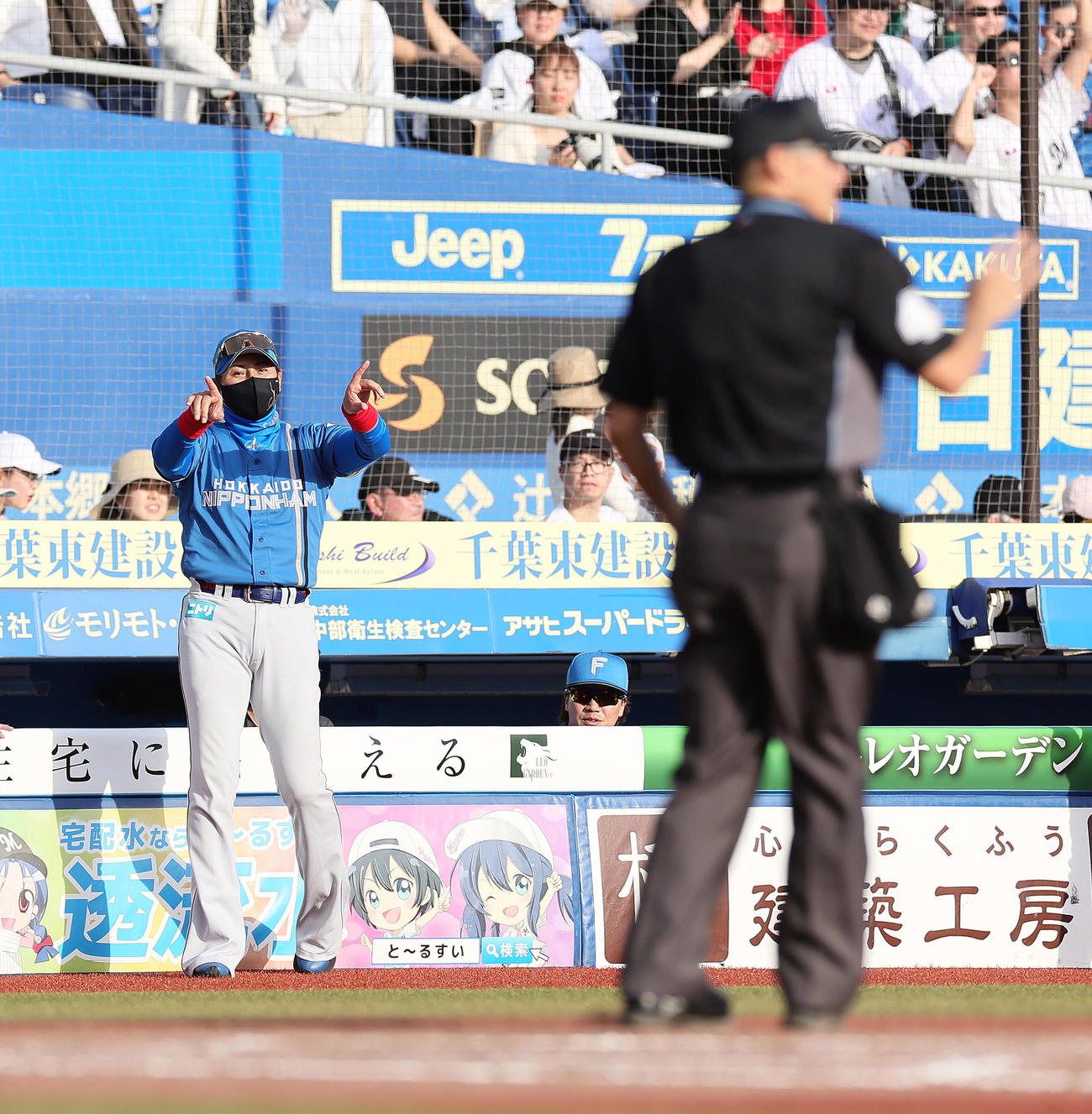 ロッテ対日本ハム　9回表日本ハム1死二塁、二塁走者万波の三塁アウト判定にリプレー検証を求める新庄監督。判定は覆らず試合終了となる（撮影・足立雅史）
