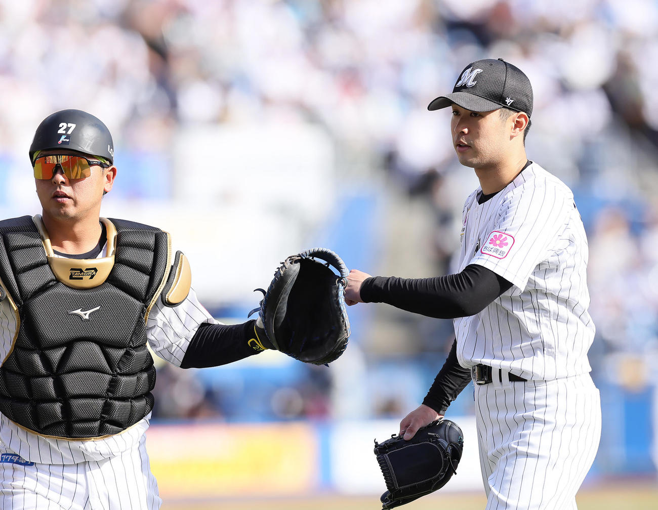 ロッテ対日本ハム　6回を無失点で終えたロッテ種市（右）は田村とタッチを交わす（撮影・足立雅史）