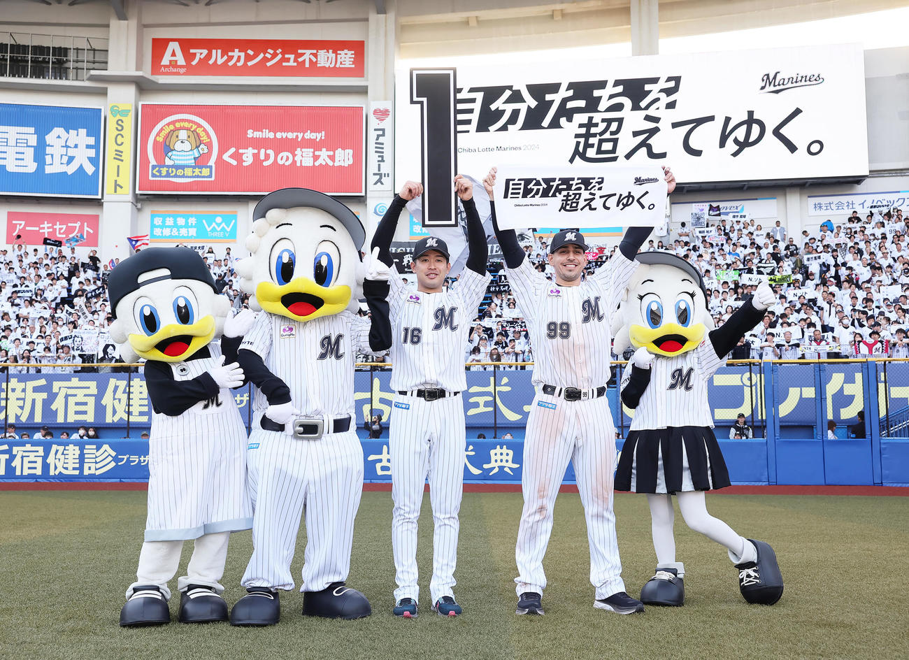 ロッテ対日本ハム　今季初勝利を挙げ、ファンを背に笑顔を見せるロッテの種市（左）とソト（撮影・足立雅史）