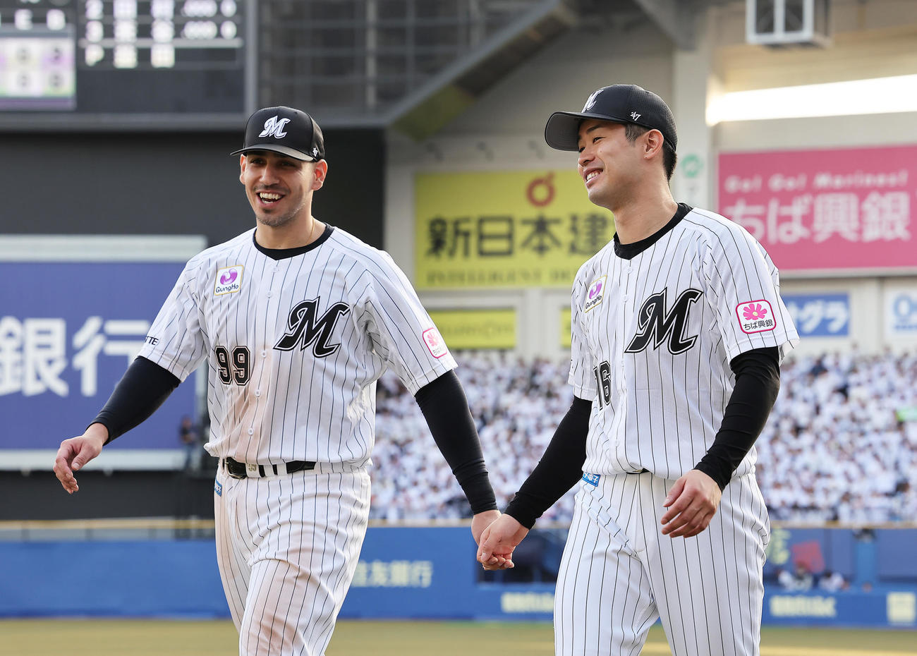 ロッテ対日本ハム　今季初勝利を挙げ、笑顔を見せるロッテの種市（右）とソト（撮影・足立雅史）