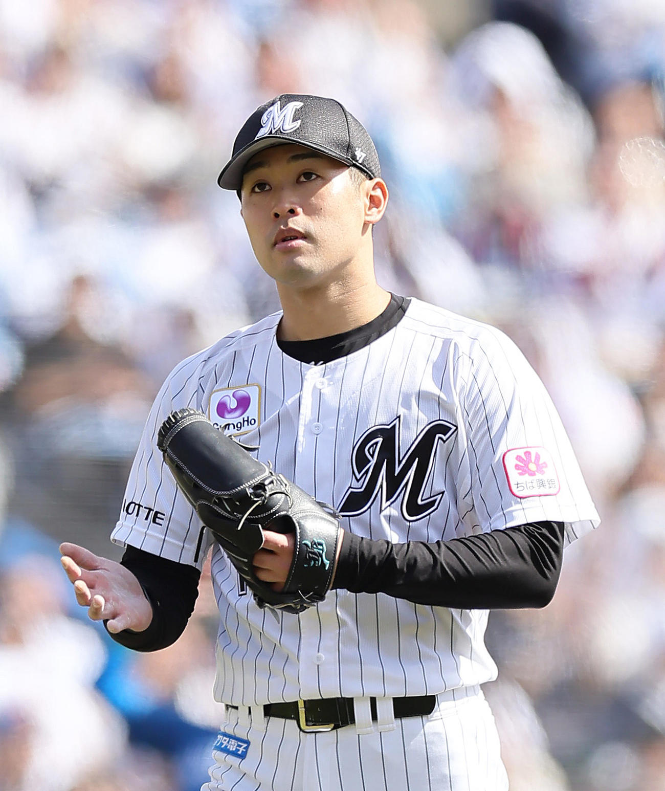 ロッテ対日本ハム　1回表日本ハム2死、万波を3者連続となる三振に仕留めグラブをたたく種市（撮影・足立雅史）