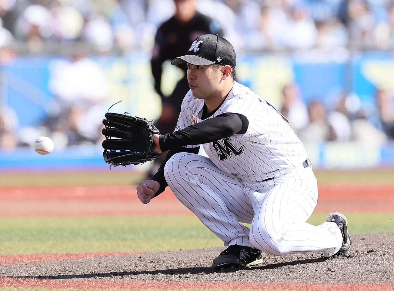 ロッテ対日本ハム　4回表日本ハム2死一、二塁、水野を投ゴロに仕留めた種市（撮影・足立雅史）