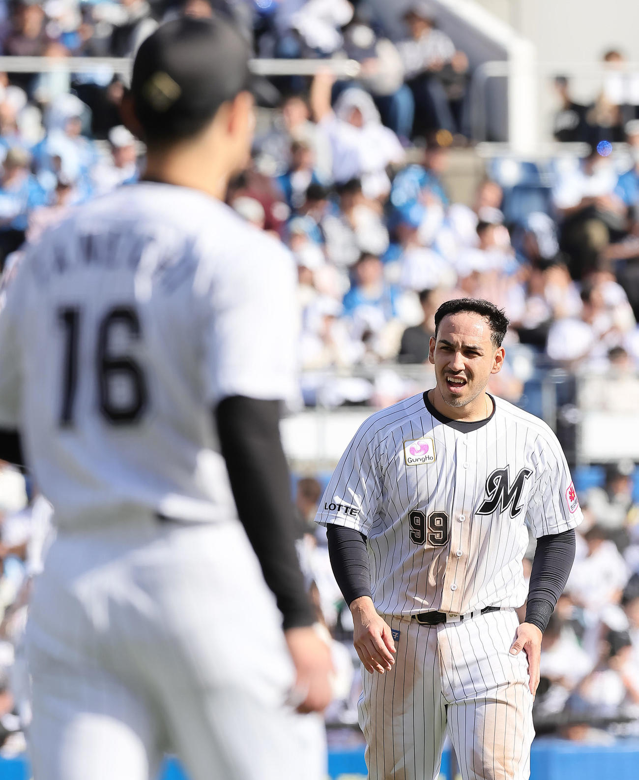 ロッテ対日本ハム　4回裏に中越え2点適時二塁打を放ったロッテのソト（右）は笑顔でベンチに戻る。左は種市（撮影・足立雅史）