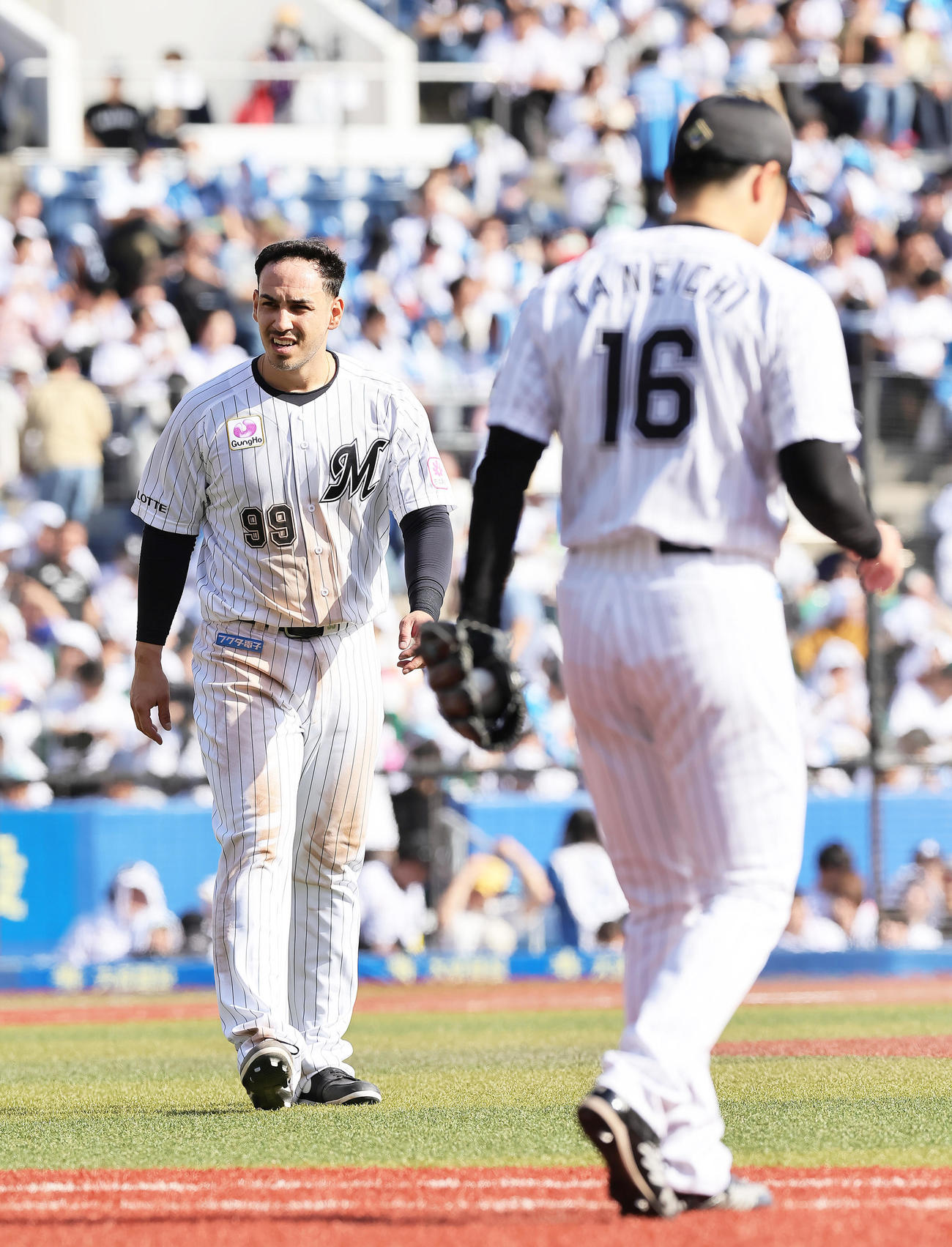 ロッテ対日本ハム　4回裏に中越え2点適時二塁打を放ったロッテのソト（左）は笑顔でベンチに戻る。右は種市（撮影・足立雅史）
