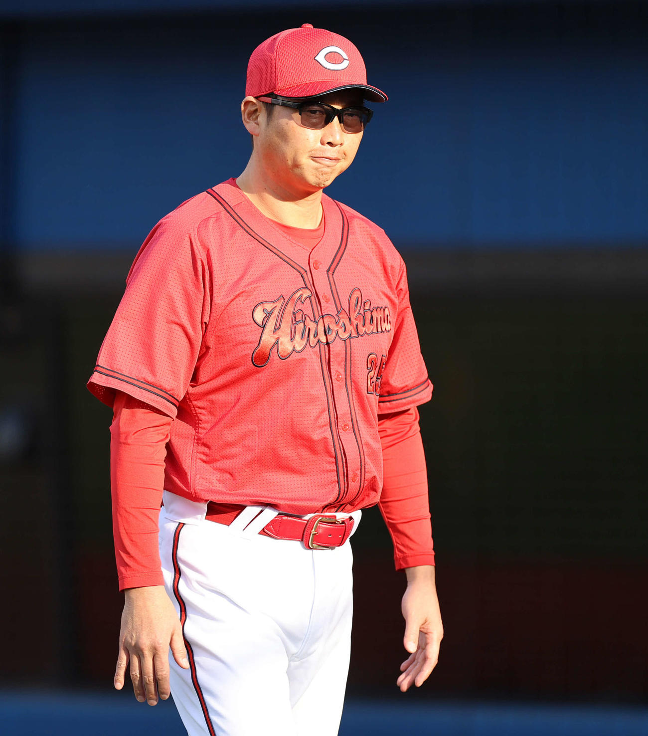 DeNA対広島　8回裏を前に選手交代を告げ、厳しい表情で引き揚げる新井監督（撮影・河野匠）