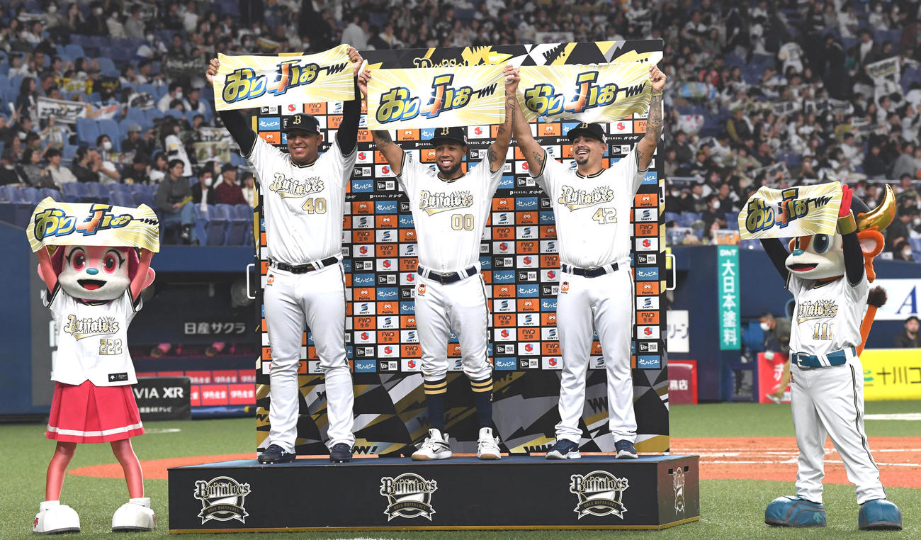 オリックス対ソフトバンク　ヒーローの、左からセデーニョ、エスピノーザ、マチャドは笑顔でタオルを掲げる（撮影・前岡正明）