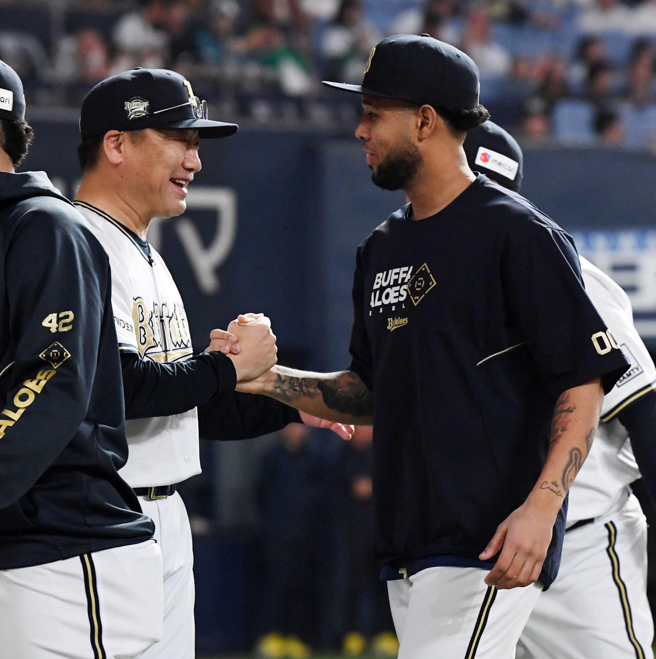 オリックス対ソフトバンク　来日初勝利のエスピノーザ（右）を祝福する中嶋監督（撮影・前岡正明）