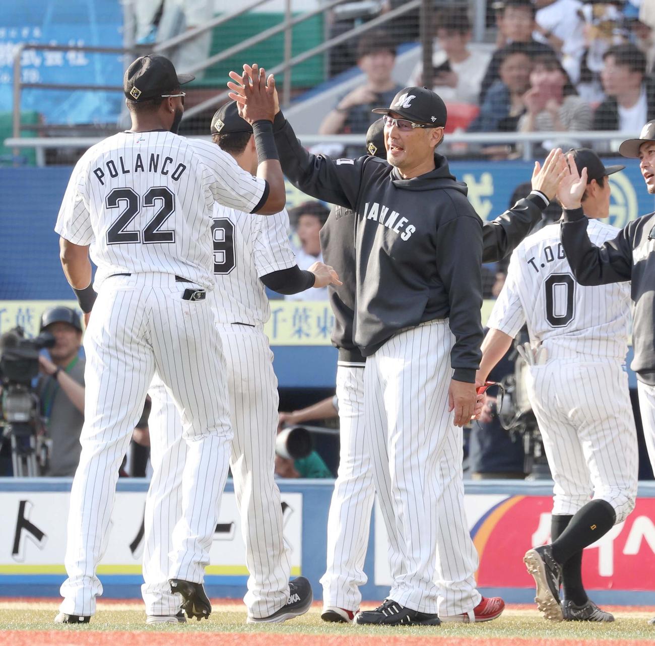 ロッテ対日本ハム　試合後、ナインを出迎える吉井監督（撮影・黒川智章）