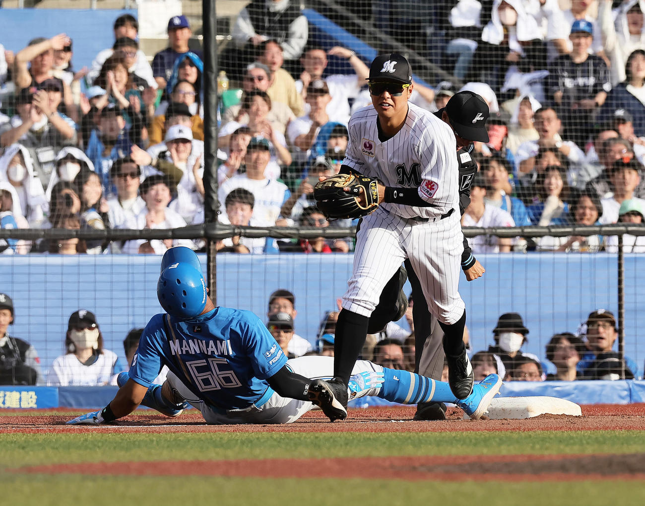 ロッテ対日本ハム　9回表日本ハム1死二塁、二塁走者万波（左）はタッチアップで三塁を狙うもアウトとなる（撮影・足立雅史）