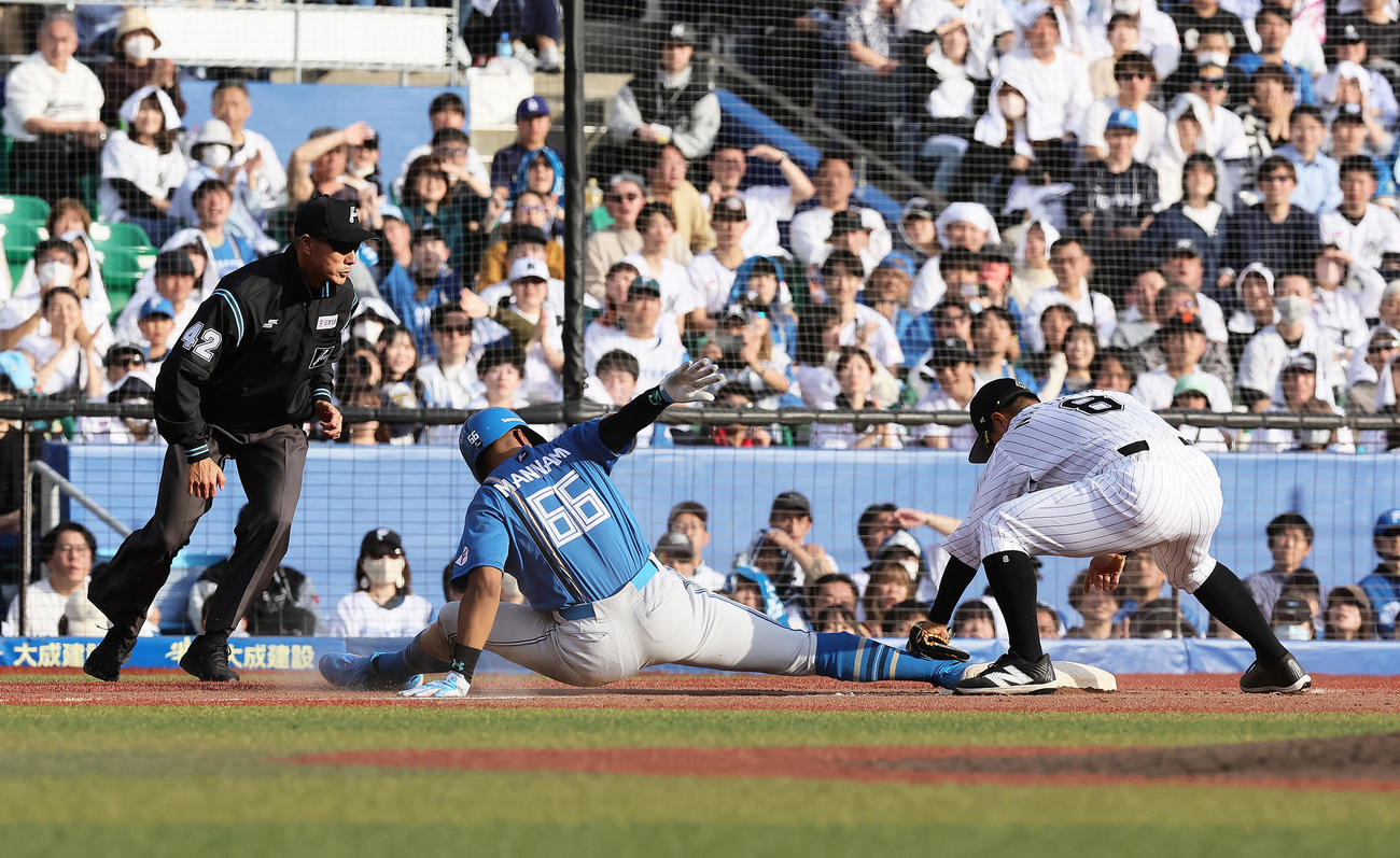 ロッテ対日本ハム　9回表日本ハム1死二塁、二塁走者万波（左）はタッチアップで三塁を狙うもアウトとなる（撮影・足立雅史）