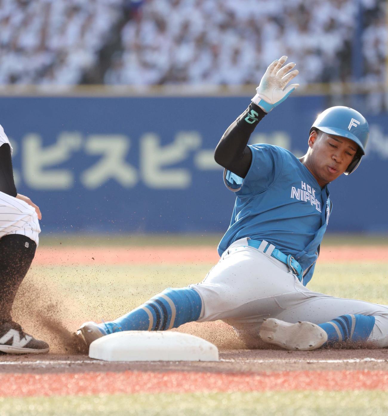 ロッテ対日本ハム　9回表日本ハム1死二塁、マルティネスの中飛でタッチアップするもアウトになる万波（撮影・黒川智章）
