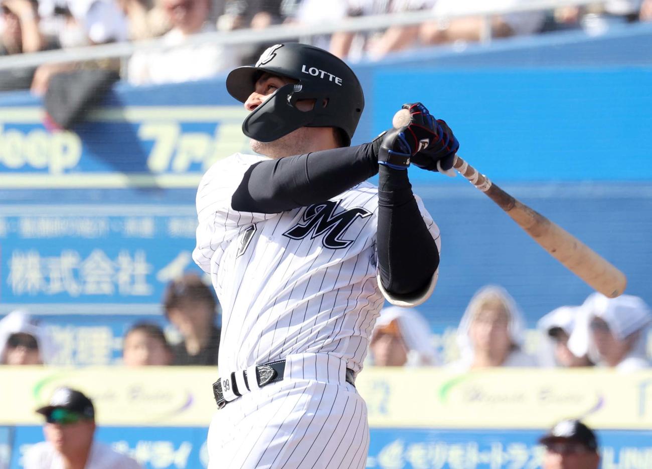 ロッテ対日本ハム　4回裏ロッテ無死一、三塁、左中間に2点適時二塁打を放つソト（撮影・黒川智章）